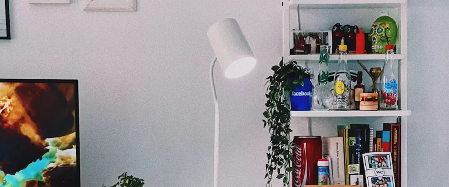 Kệ phòng khách với thiết bị nhà thông minh và đèn bàn